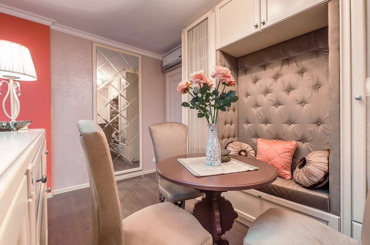 Обеденная зона в гостиной с диваном