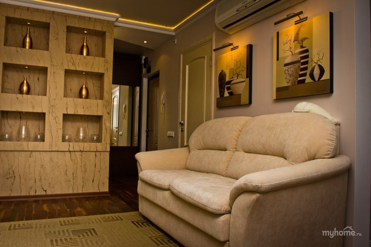 Диван в прихожей в интерьере