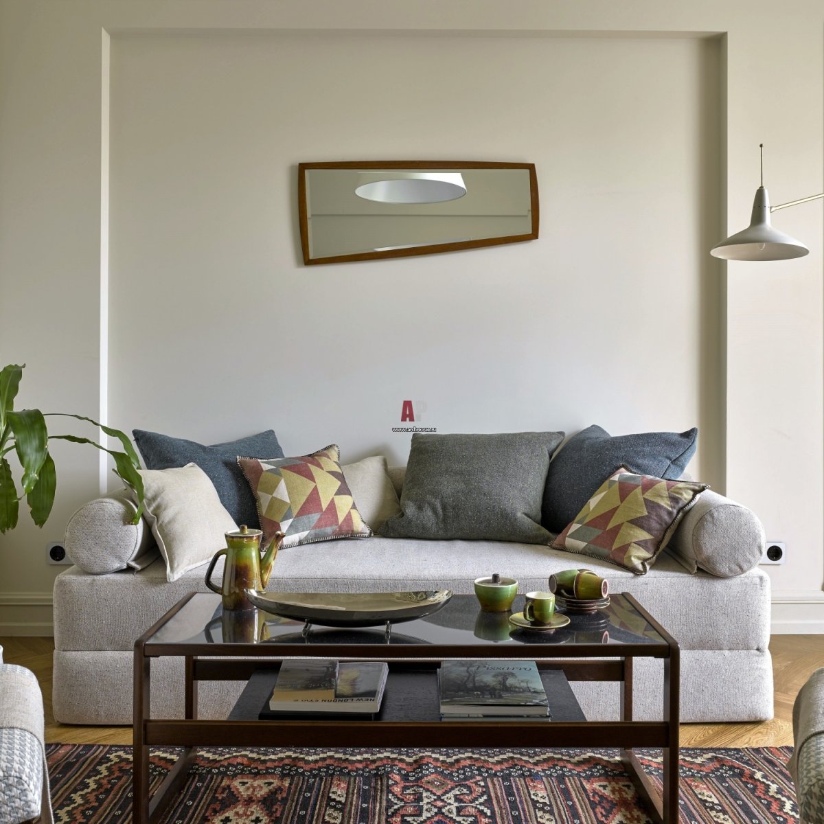 Акцентный диван в интерьере