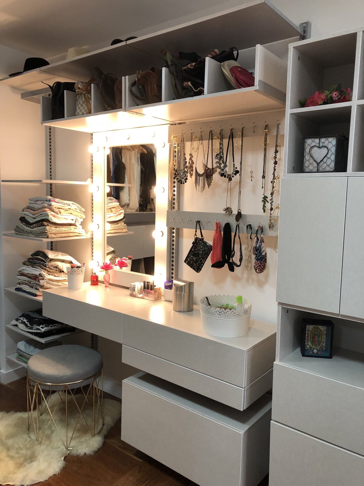 Туалетный столик в нише