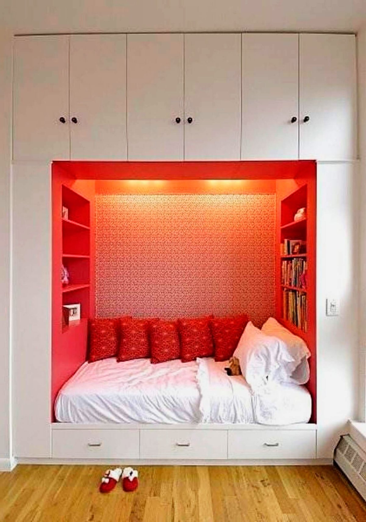 Спальное место в маленькой комнате