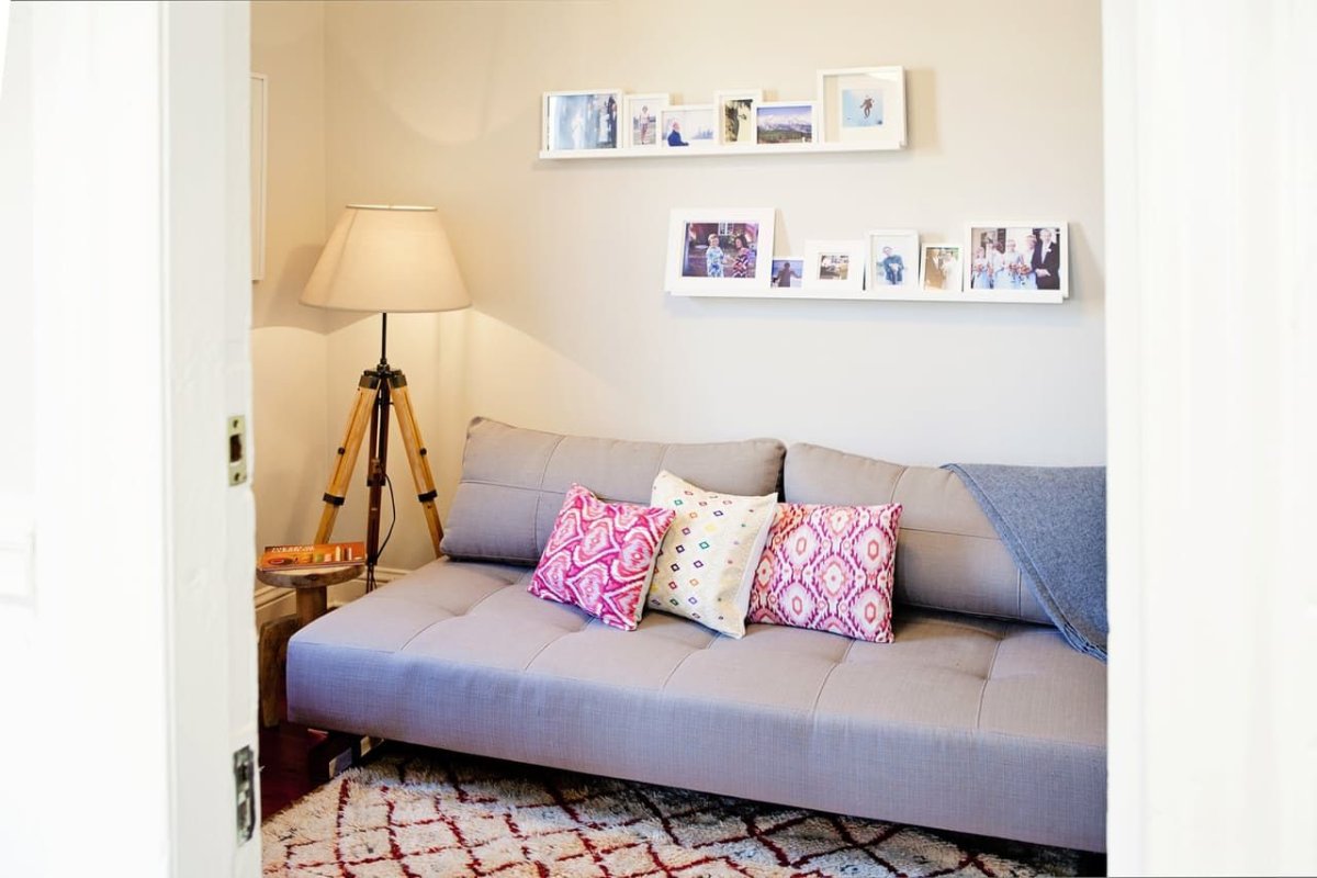 Навесные полки над диваном