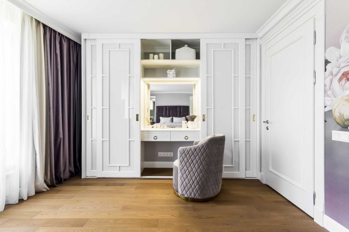 Гардеробная со столиком для макияжа