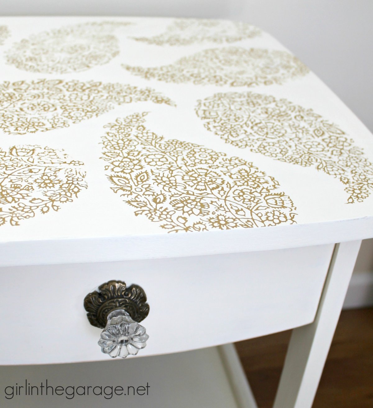 Декорируем комод зеркалами