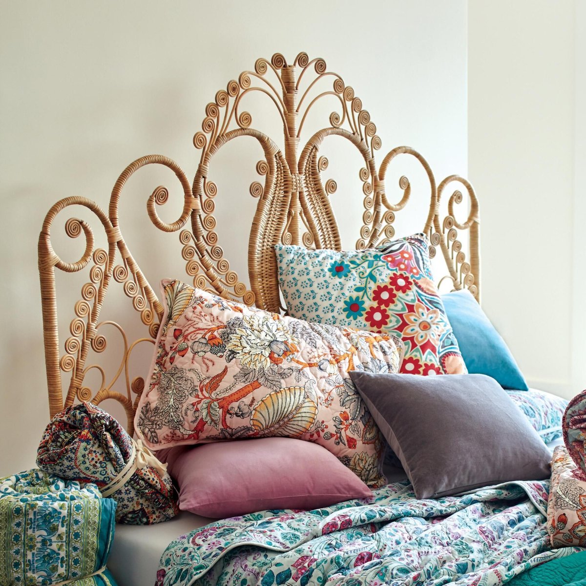 Кровать из белого ротанга