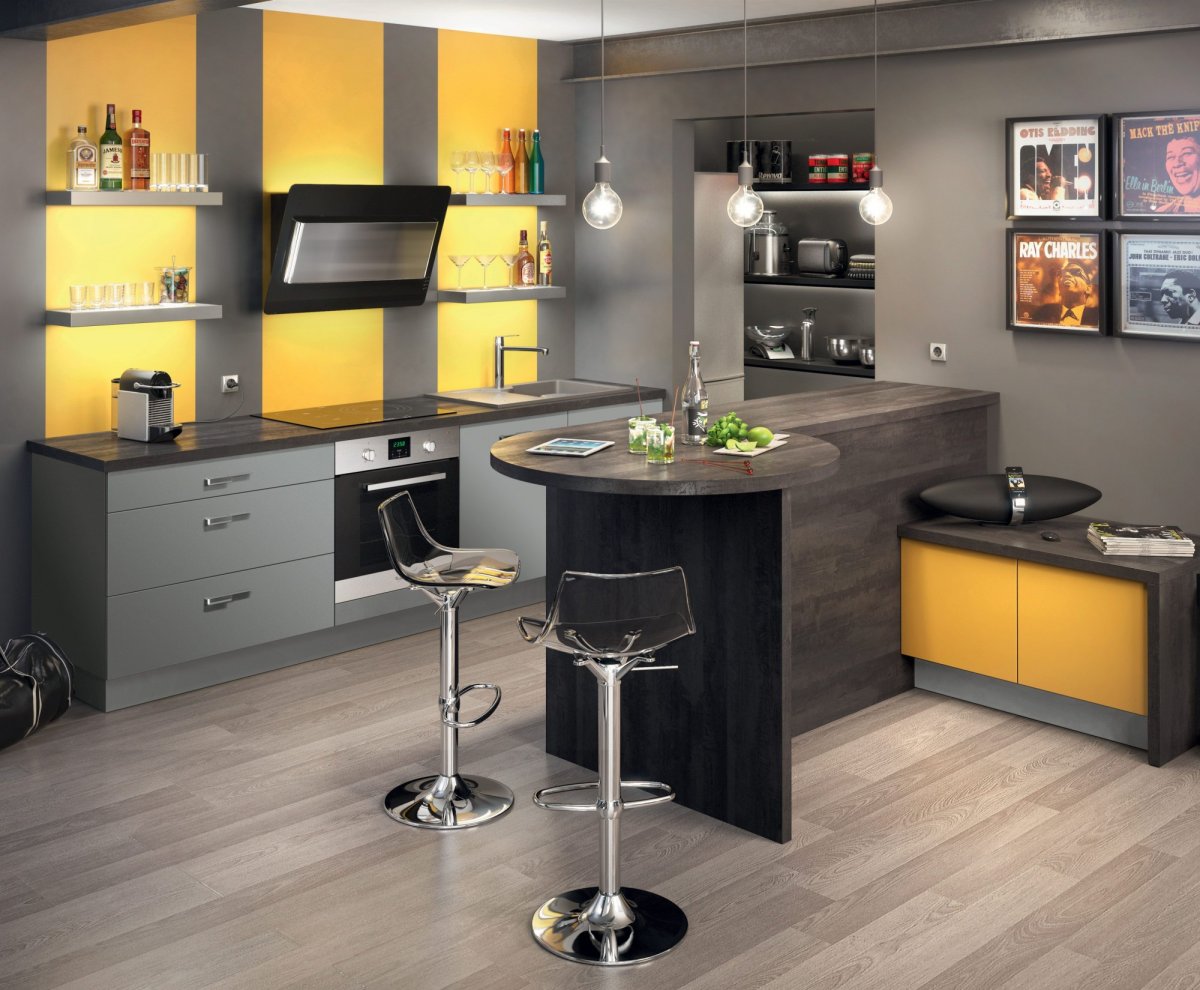 Кухонный стол на подиуме