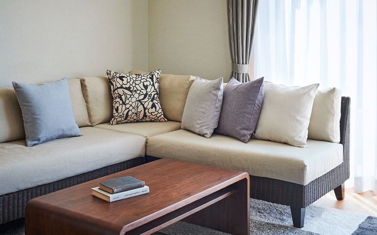 Коричневый диван