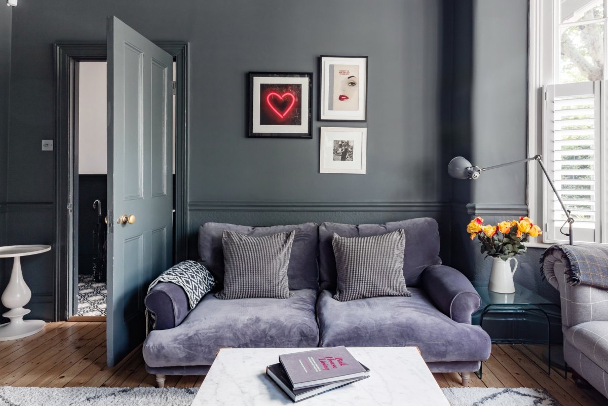 Интерьер с серыми стенами и белой мебелью