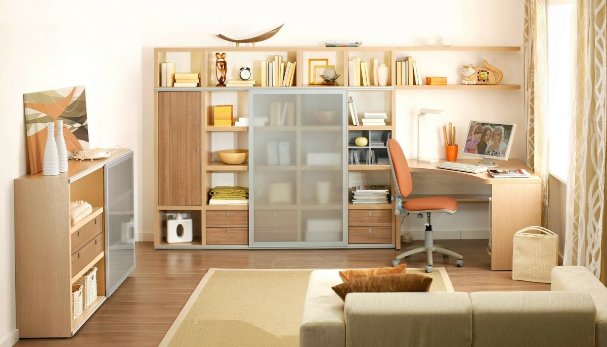 Молдинг в гостиной над диваном