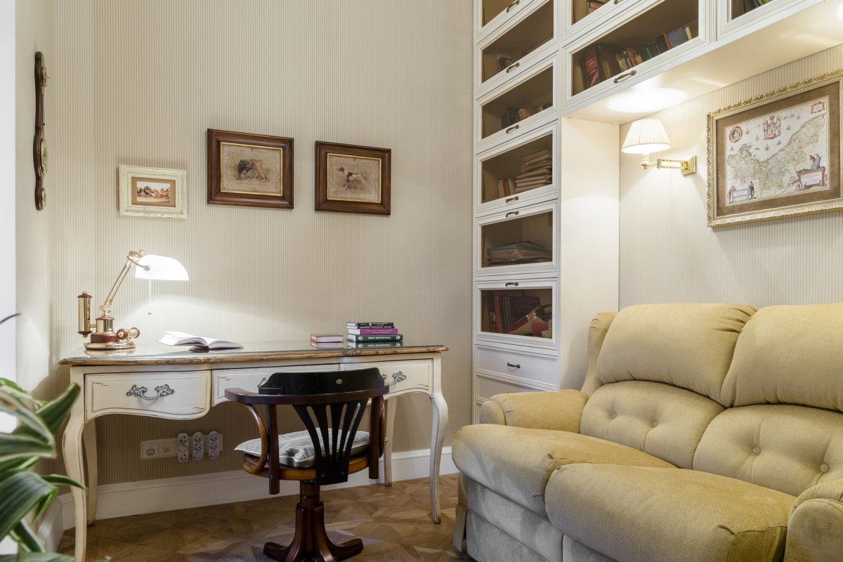 Шкаф за диваном в гостиной