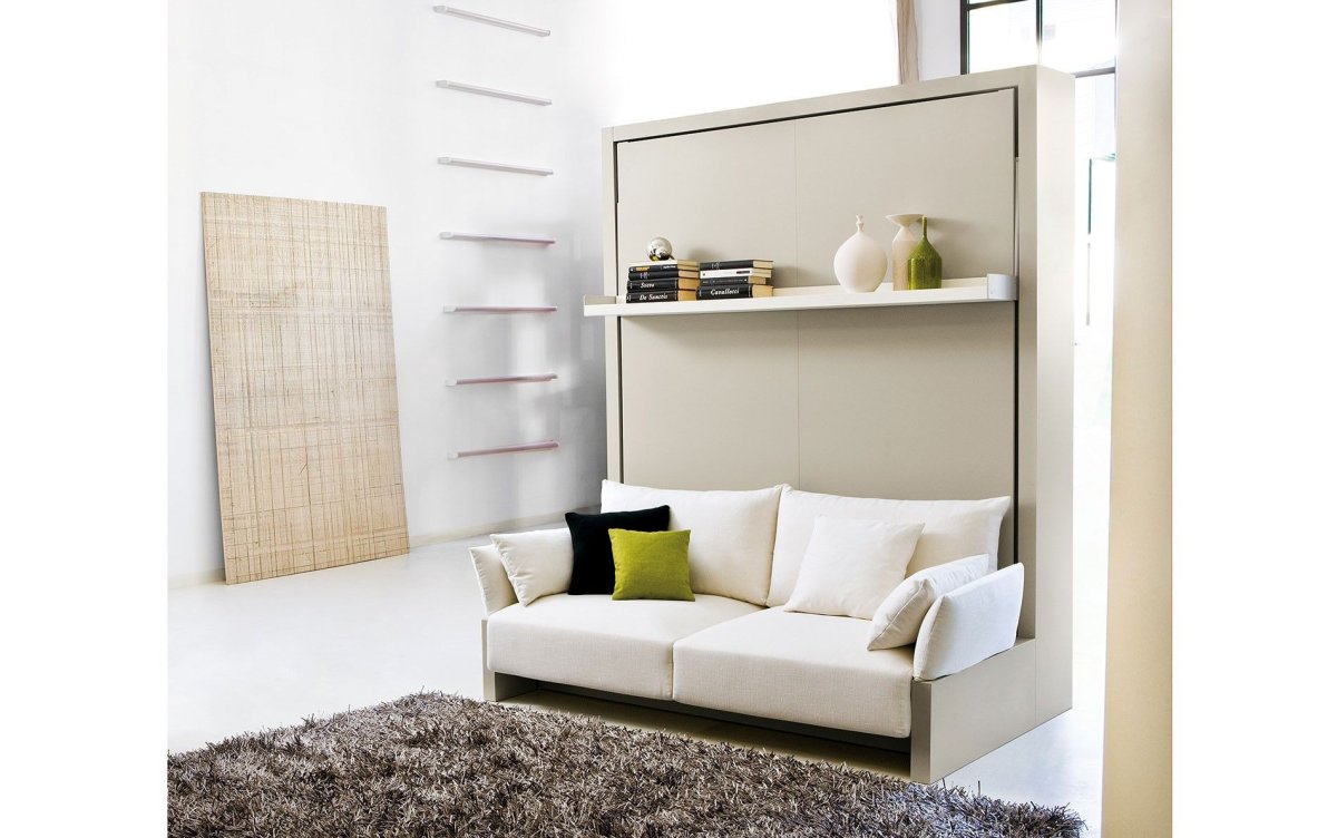 Комната с диваном и шкафом