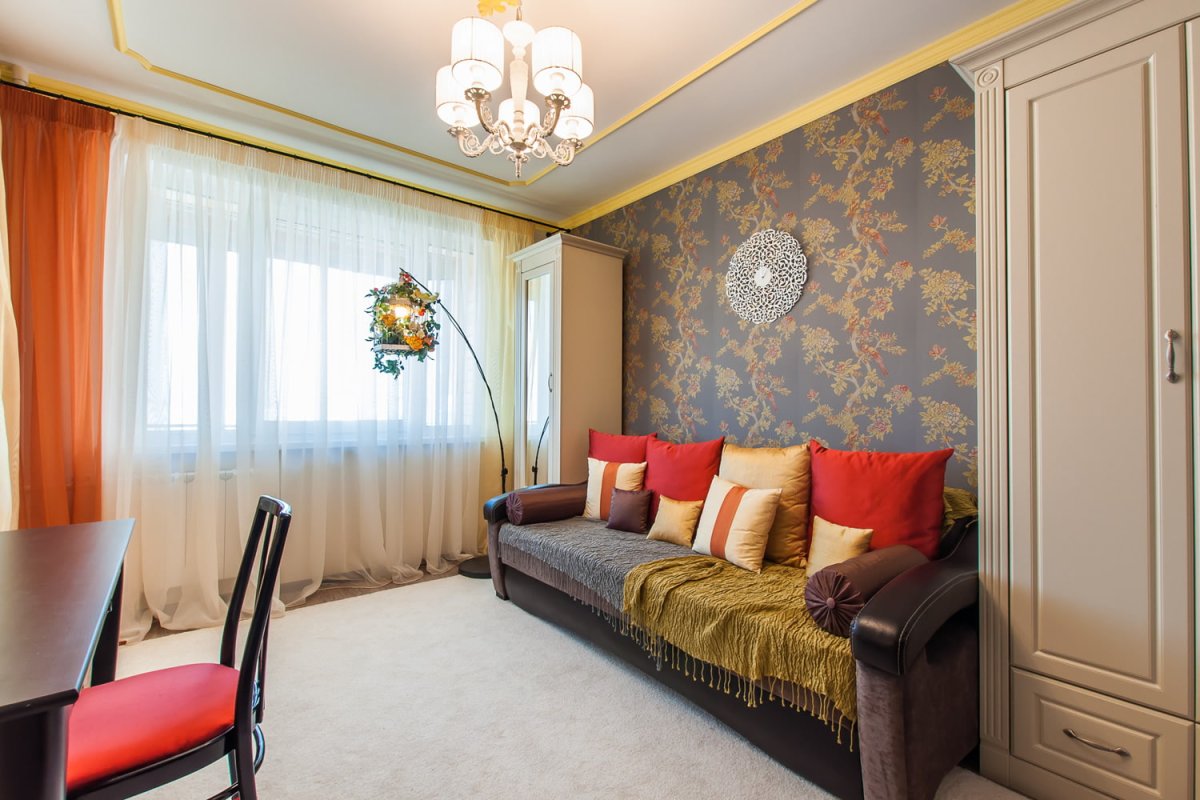 Стеллаж за диваном