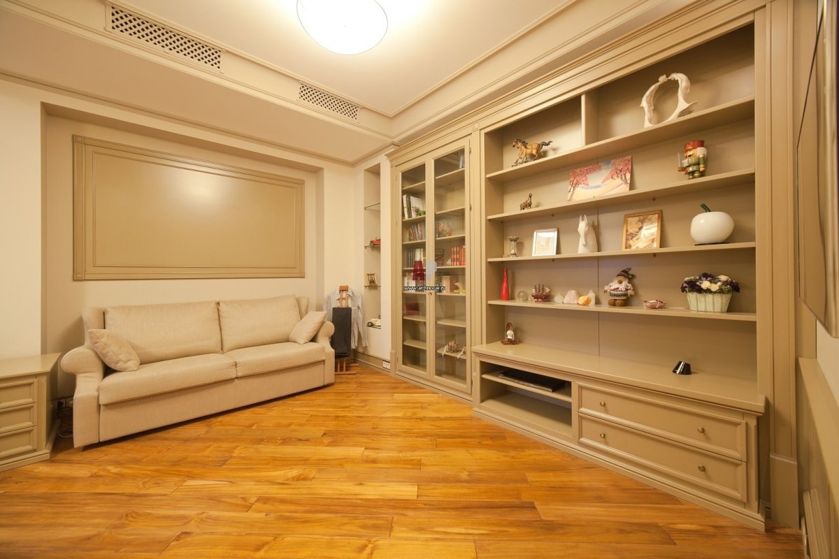 Белый шкаф с диваном