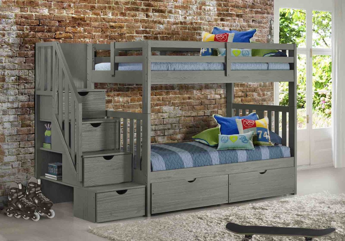 Двухъярусная кровать со ступеньками