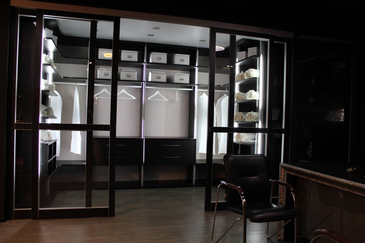 Черный глянцевый шкаф