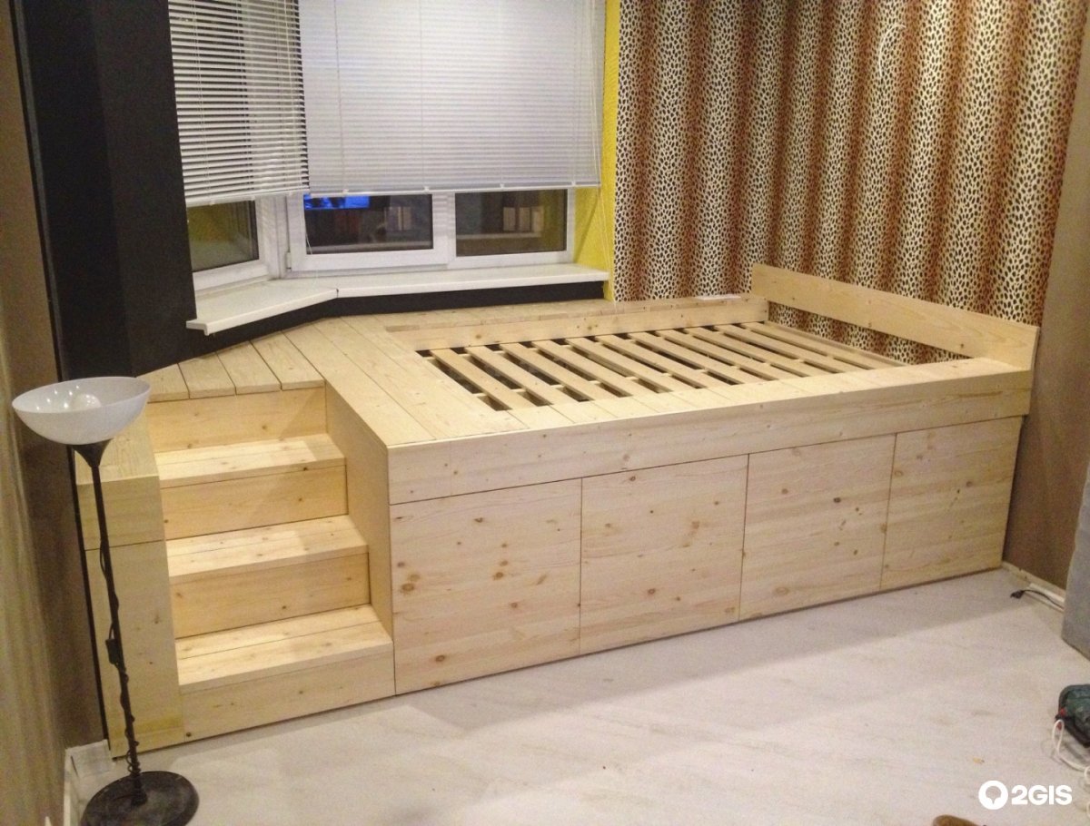 Кровать на подиуме в интерьере хрущевки