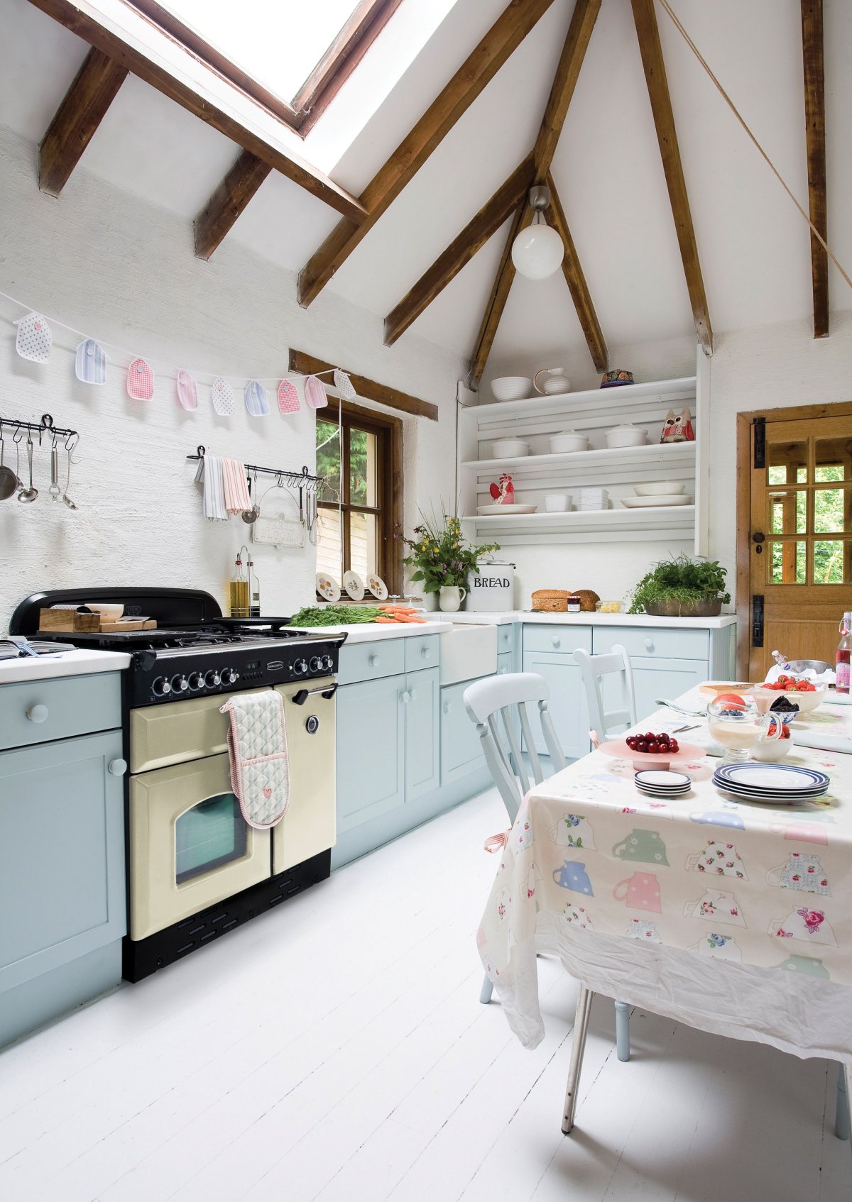 Кухня без навесных шкафов в стиле Прованс