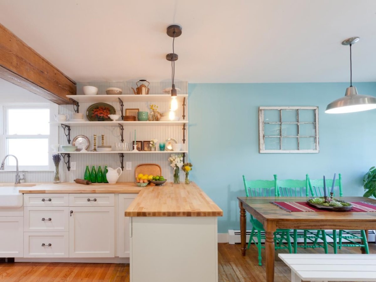 Кухня с открытыми верхними полками