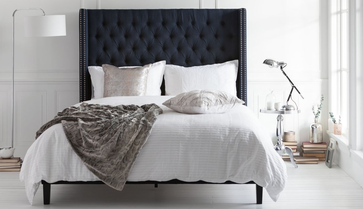 Синяя кровать в интерьере с мягким изголовьем