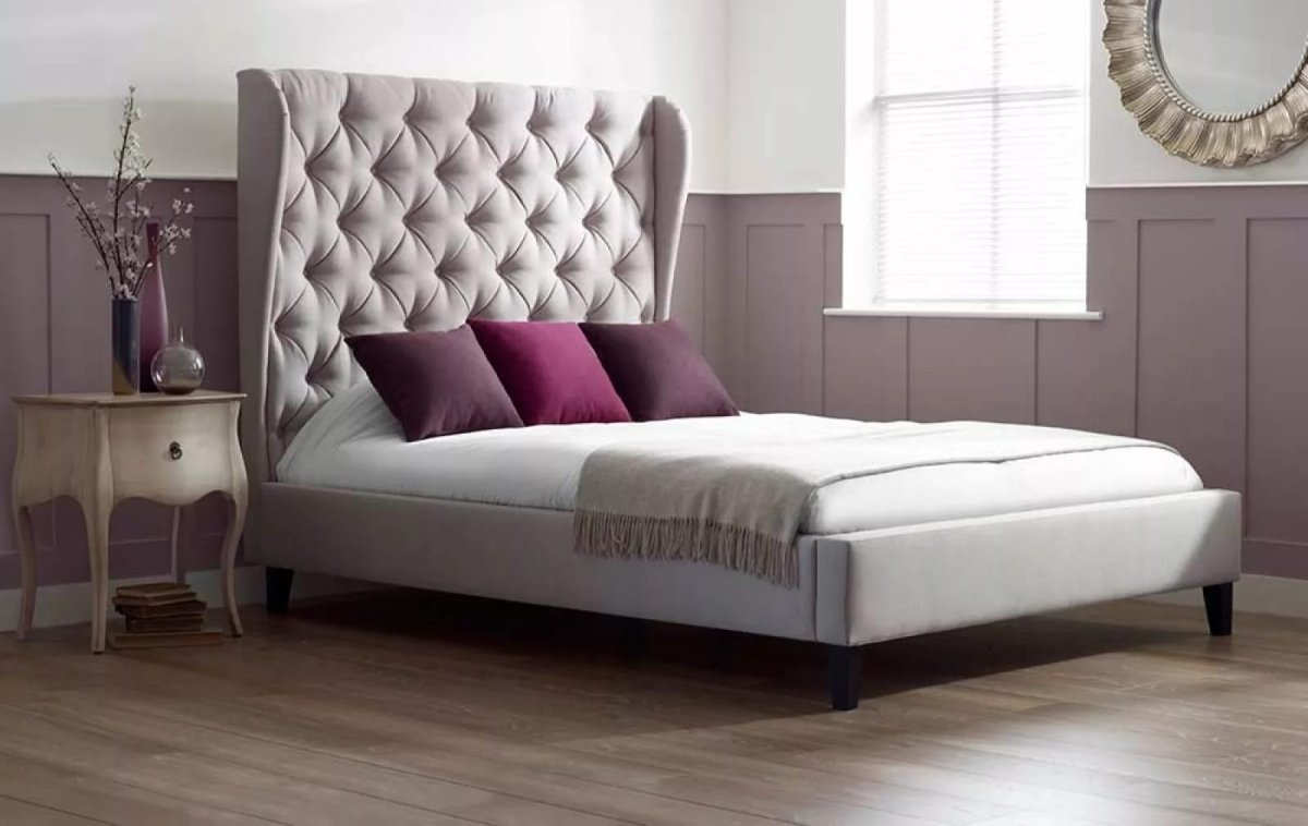 Кровать с белым изголовьем