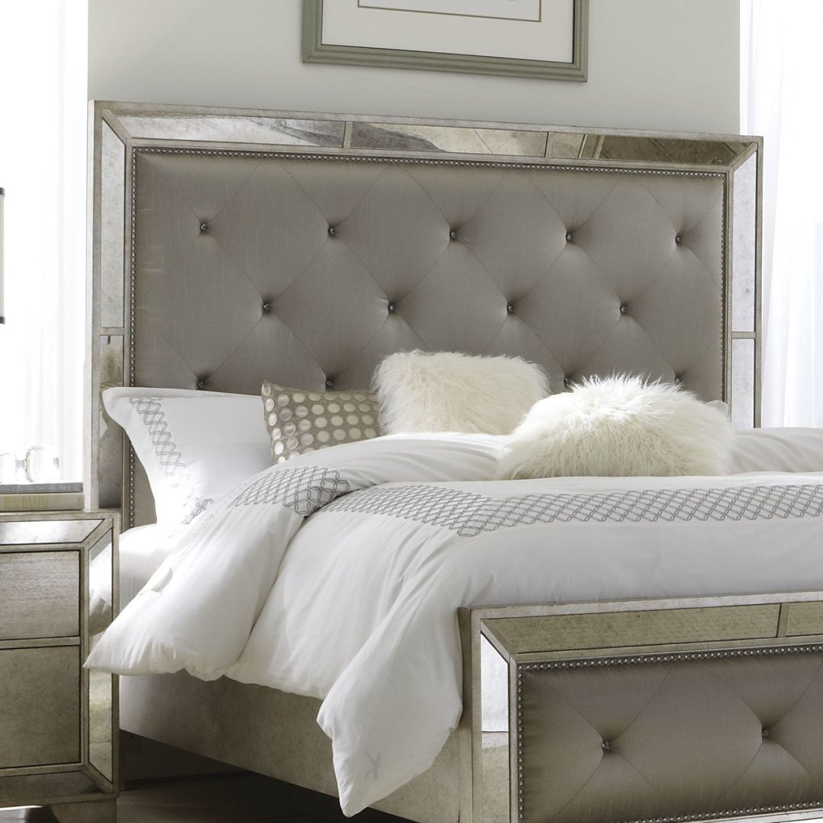 Молдинги в интерьере спальни