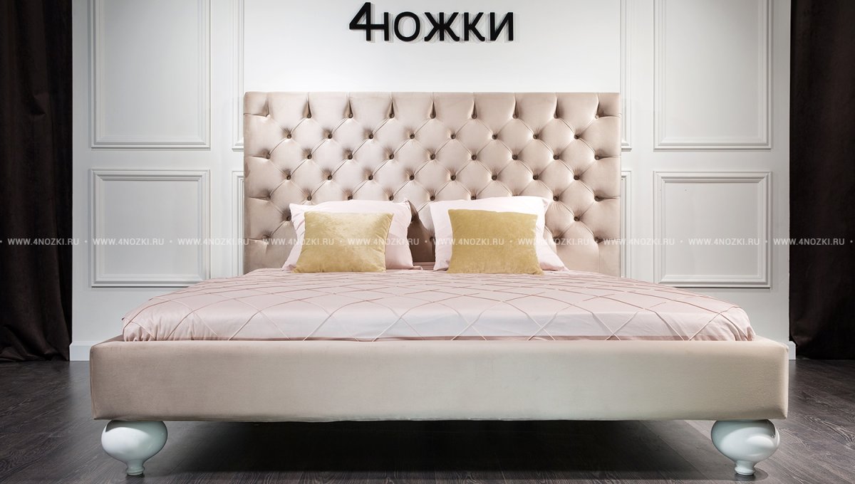 Спальня с кроватью с высоким изголовьем