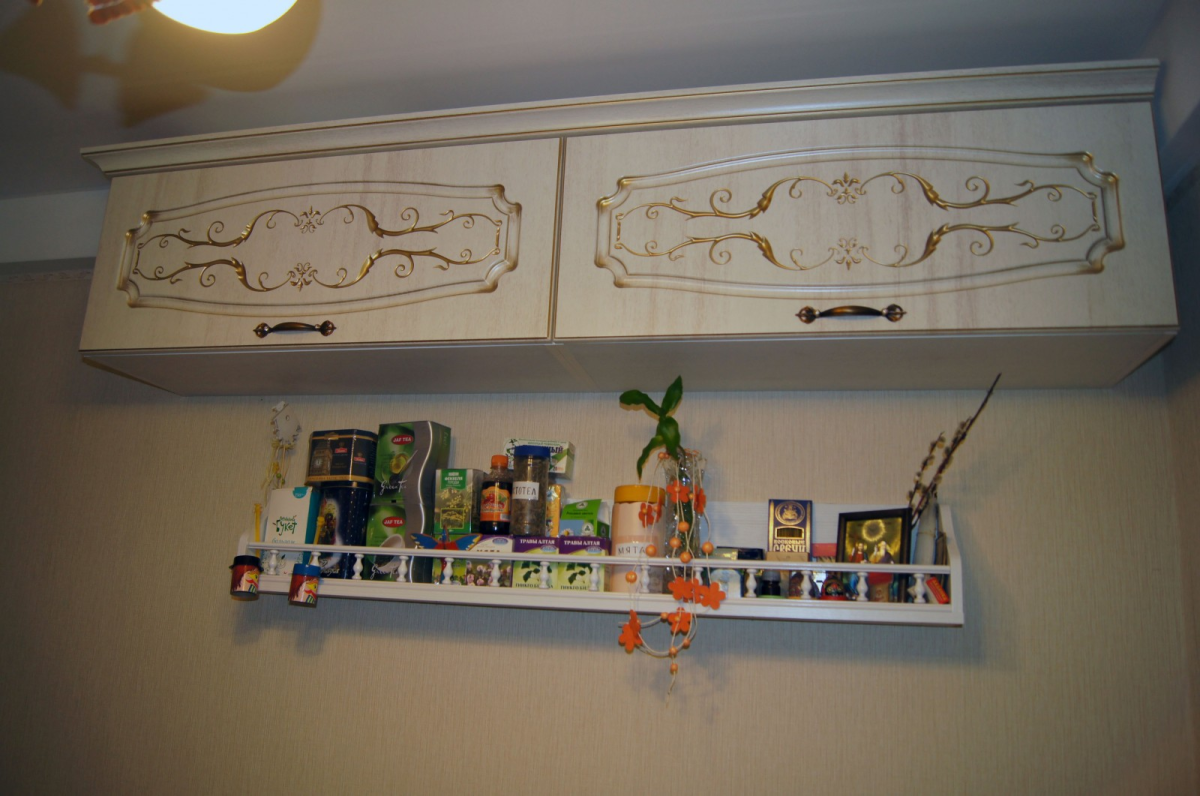 Навесной шкаф над кухонным столом