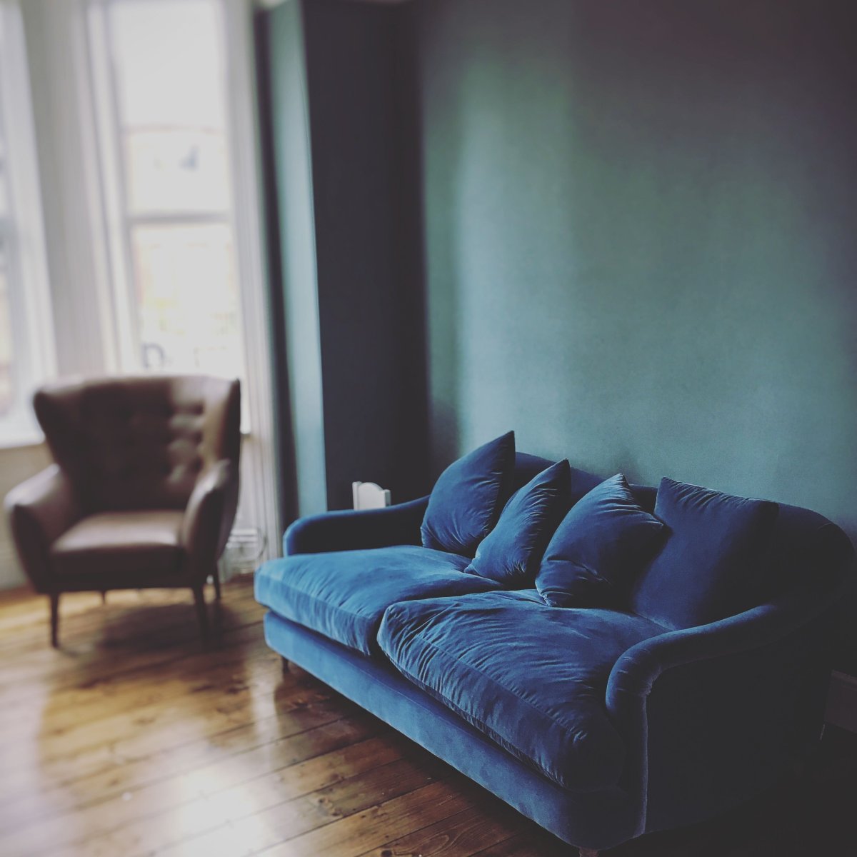 Синий диван в стиле арт деко