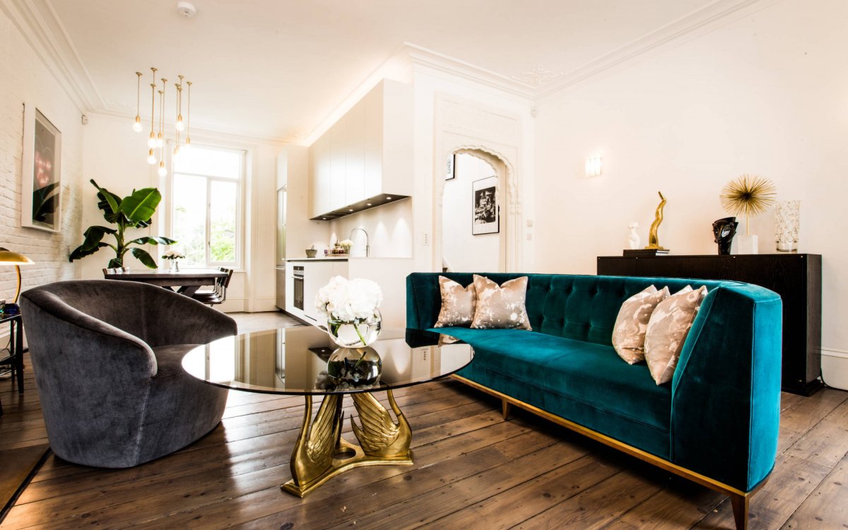 Бархатный диван в интерьере