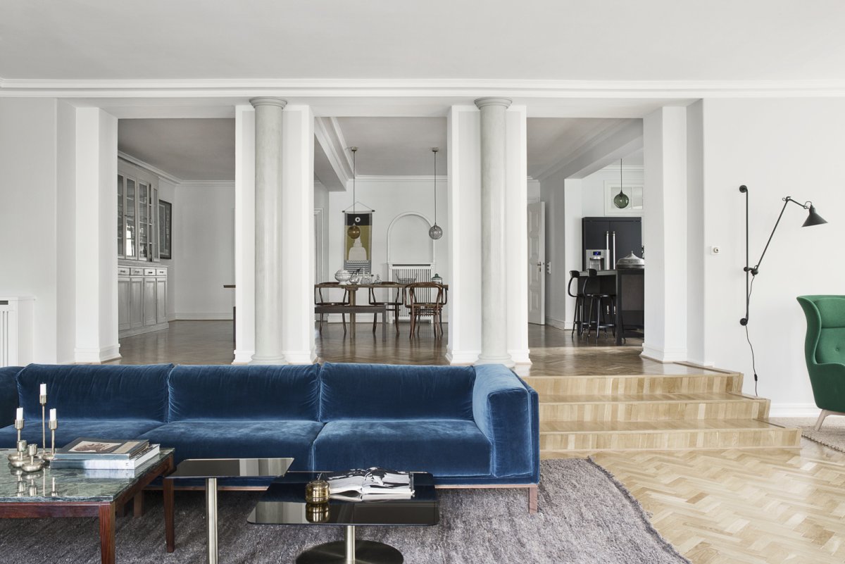 Неоклассика с синим диваном