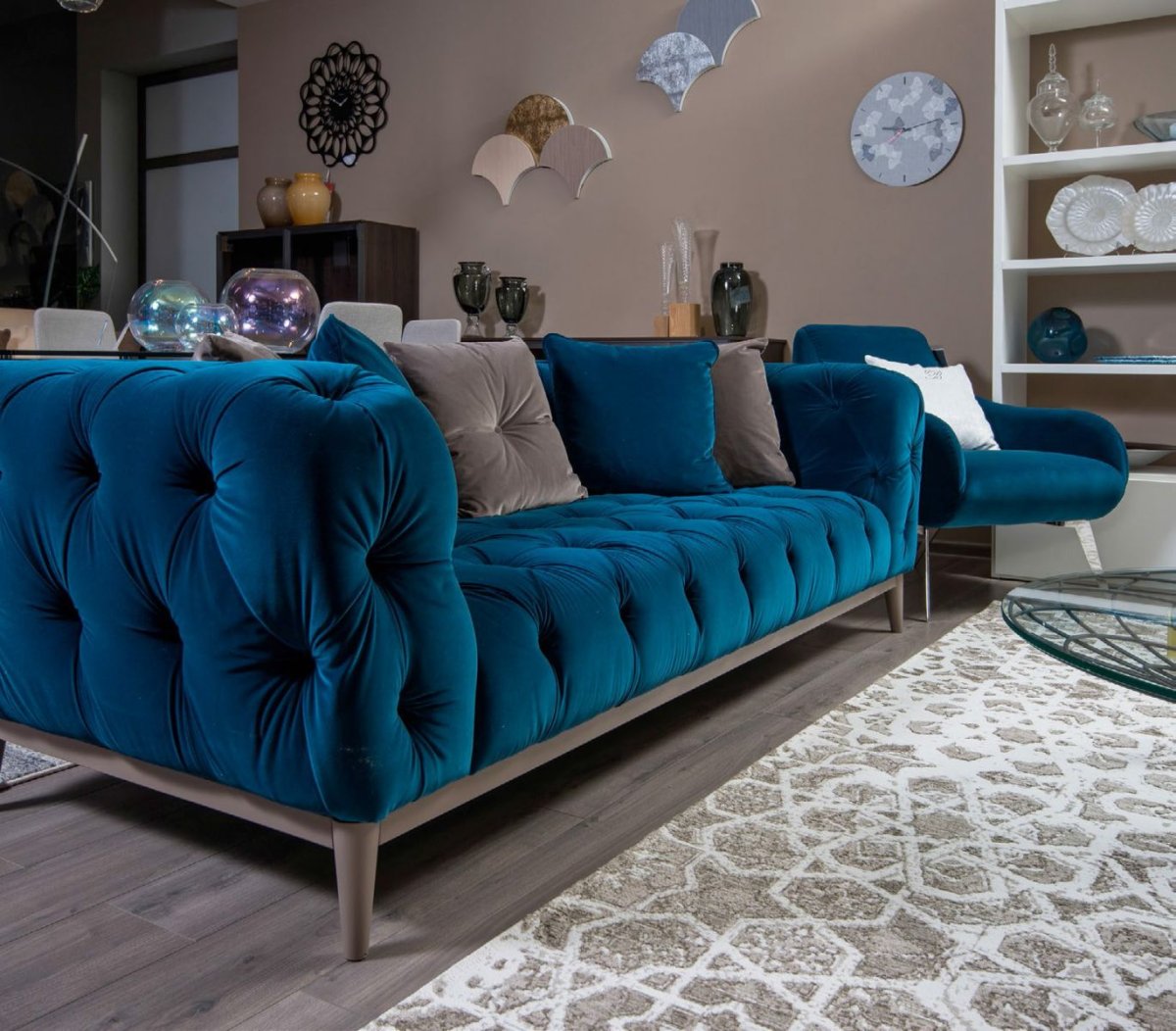 Бархатный диван в интерьере