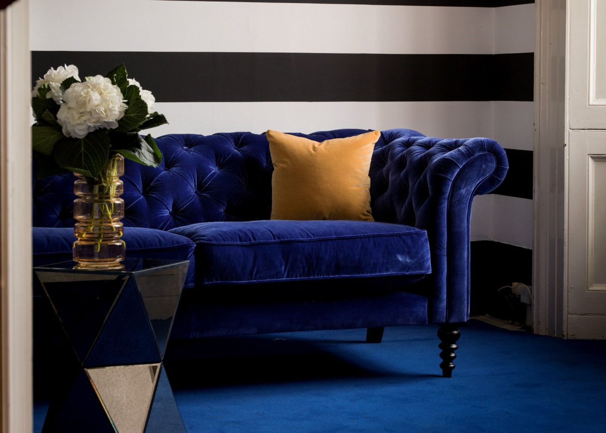 Синяя мебель в гостиной