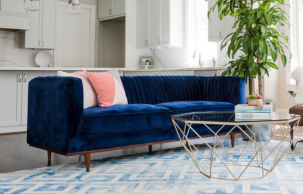 Синий диван с розовыми подушками