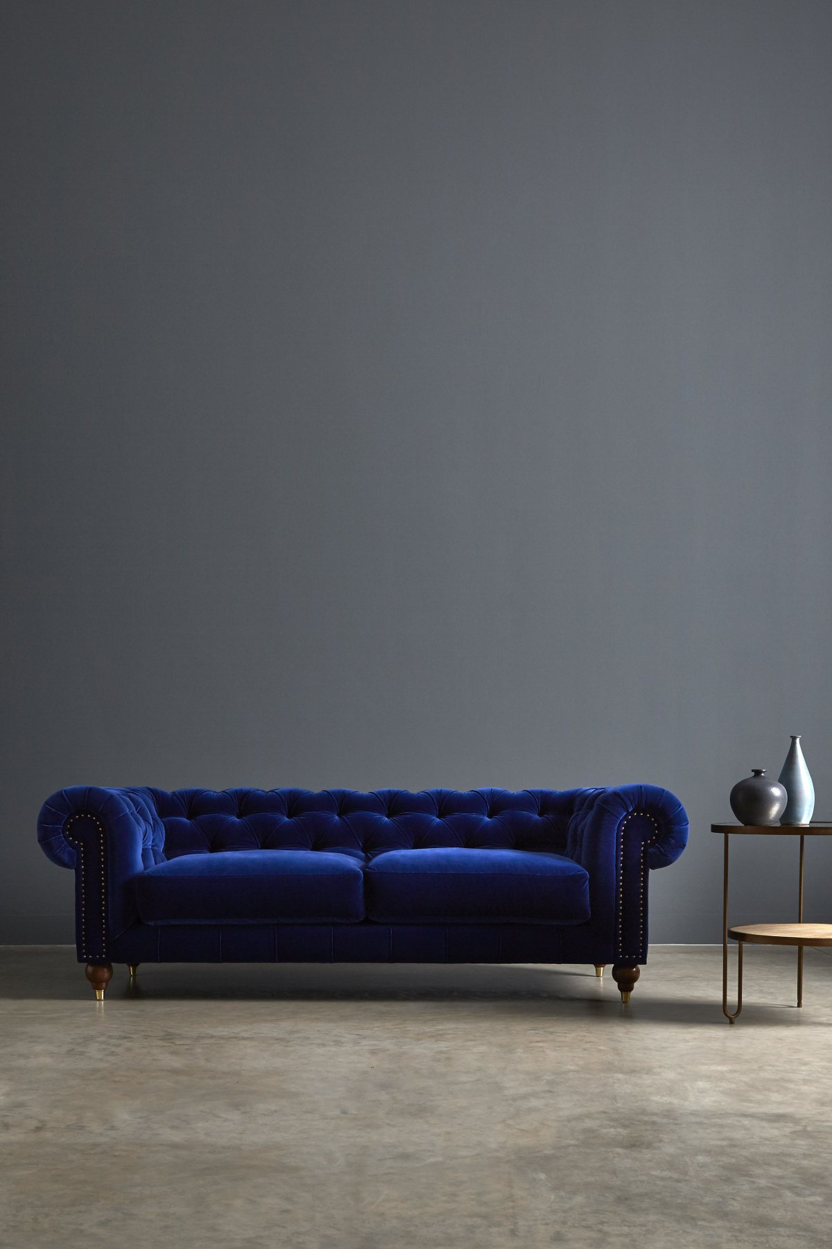 Темно-синий диван в интерьере