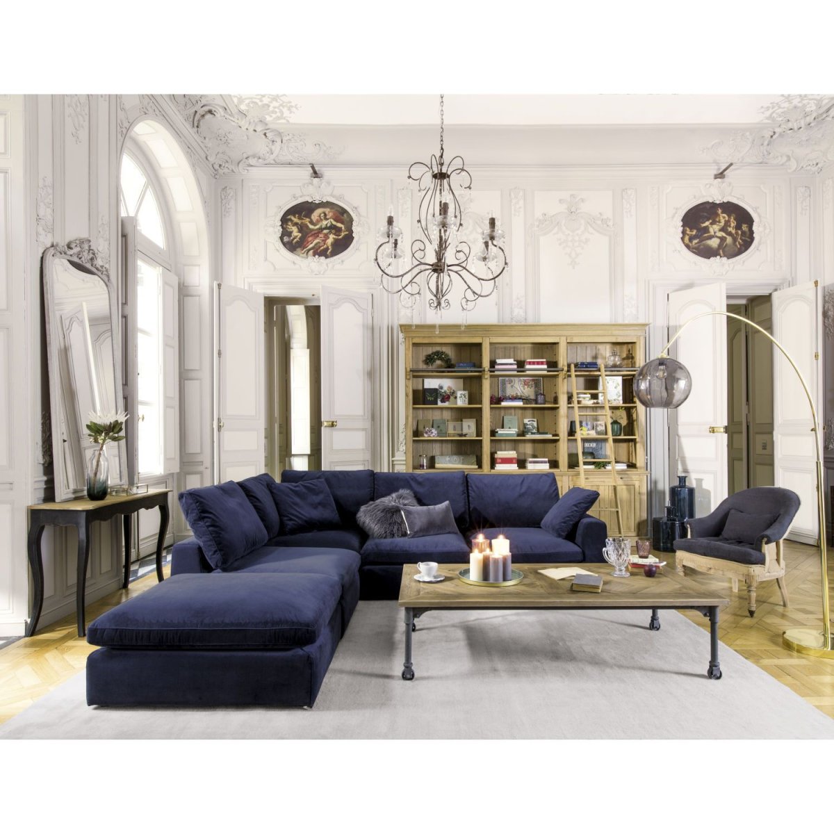 Синий бархатный диван в интерьере