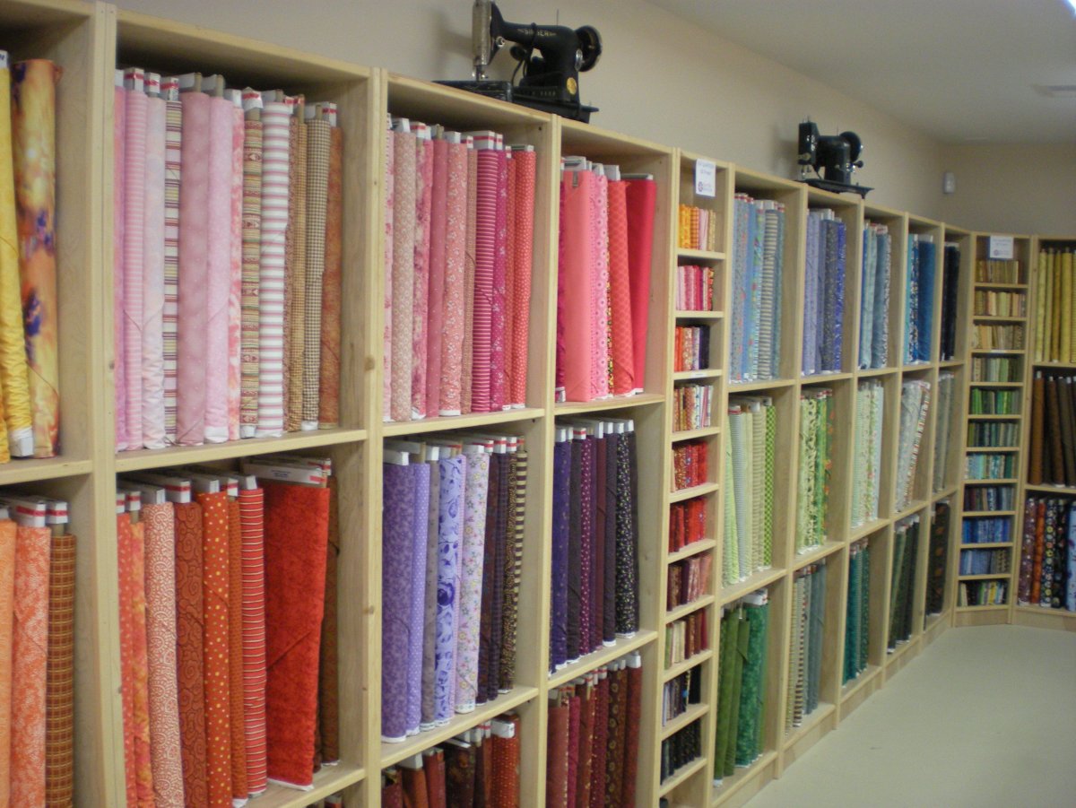 Стеллажи для магазина тканей