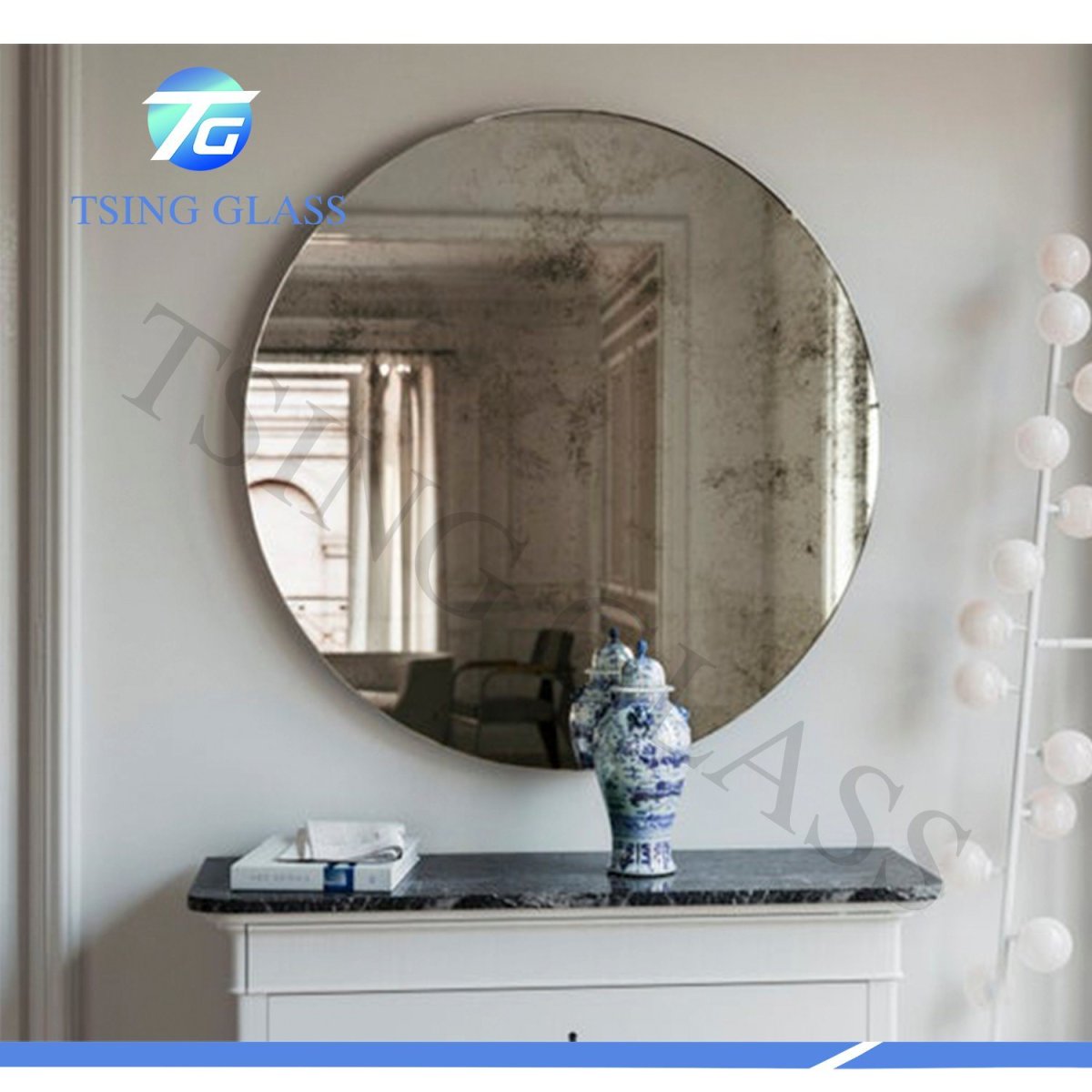 Круглое зеркало со шкафчиком