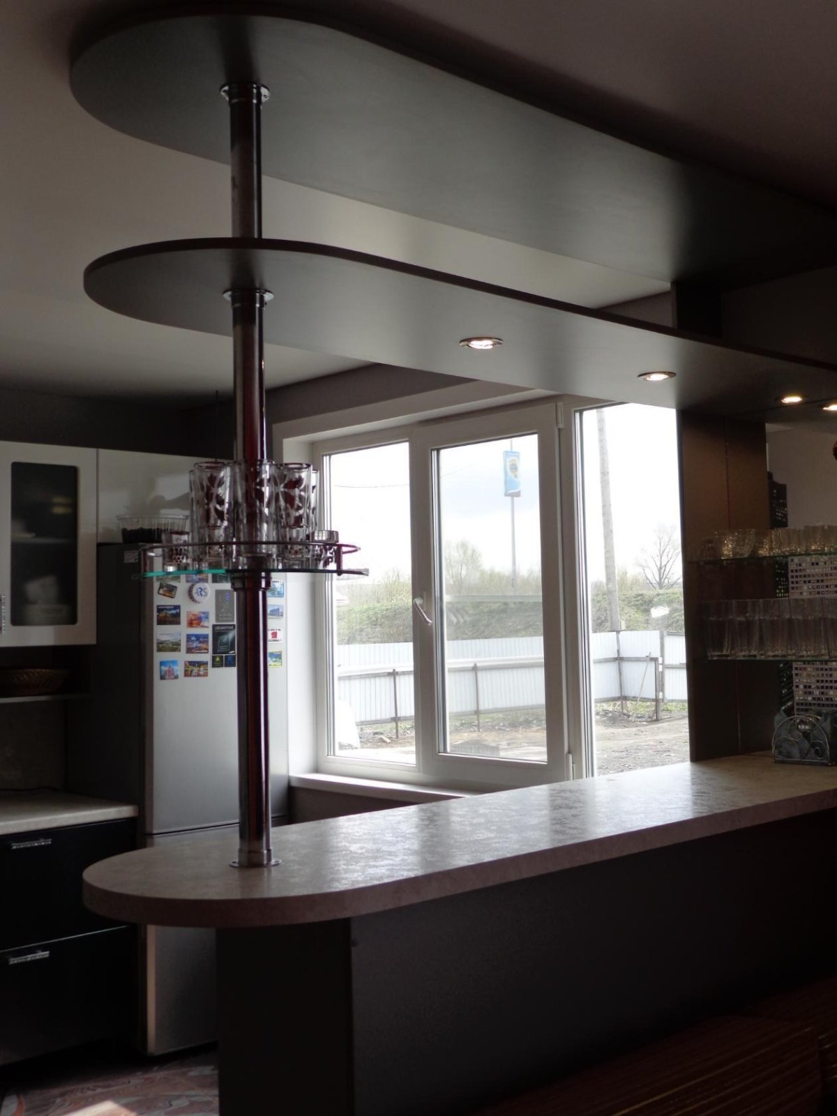 Кухня в стиле Минимализм с барной стойкой