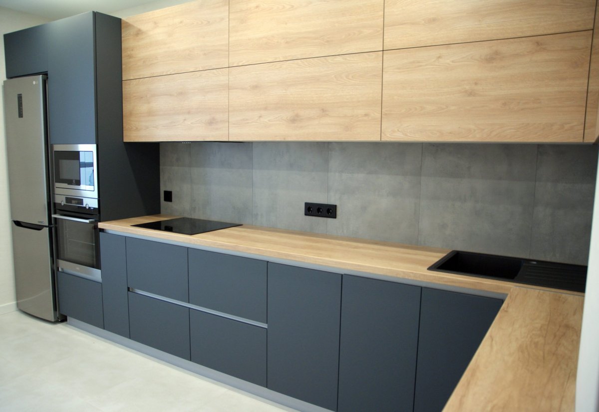 Серая матовая кухня