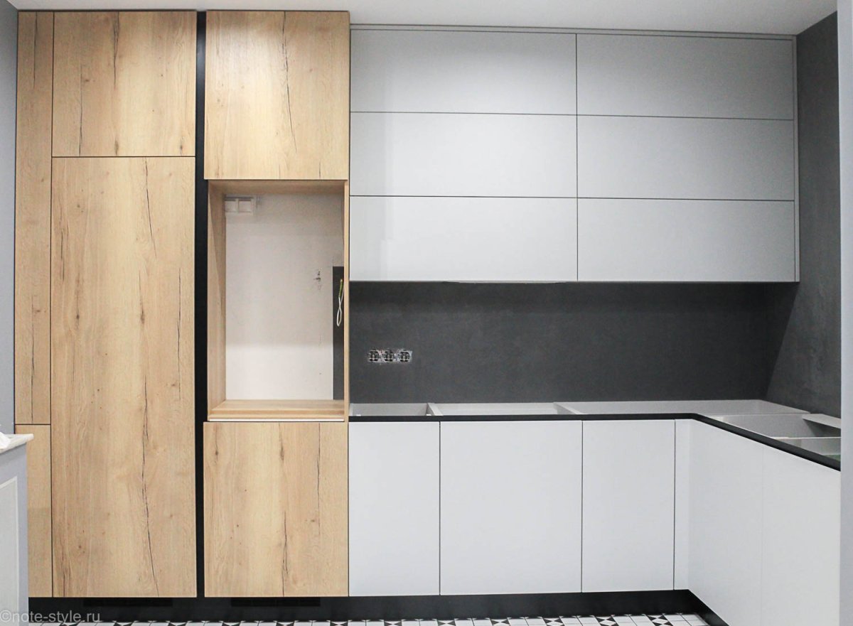 Кухня с высокими верхними шкафами современная