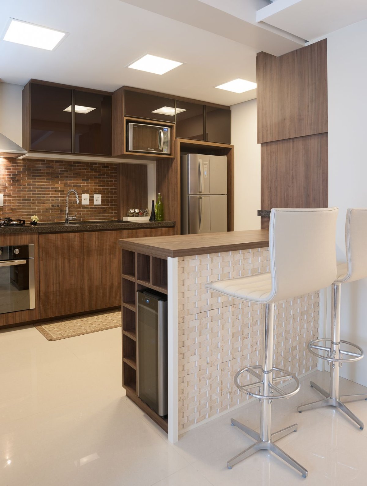 Кухонный гарнитур с барной стойкой для маленькой кухни