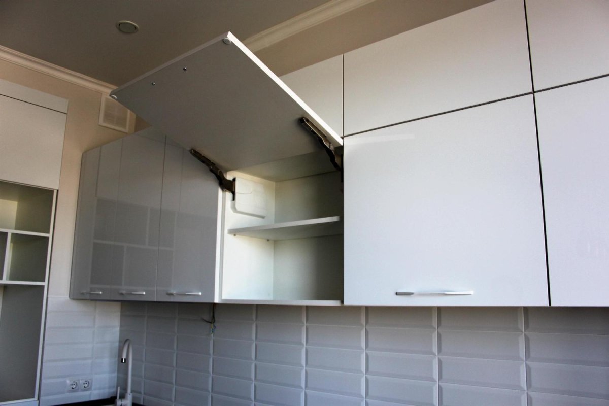 Кухни без ручек с доводчиками белая