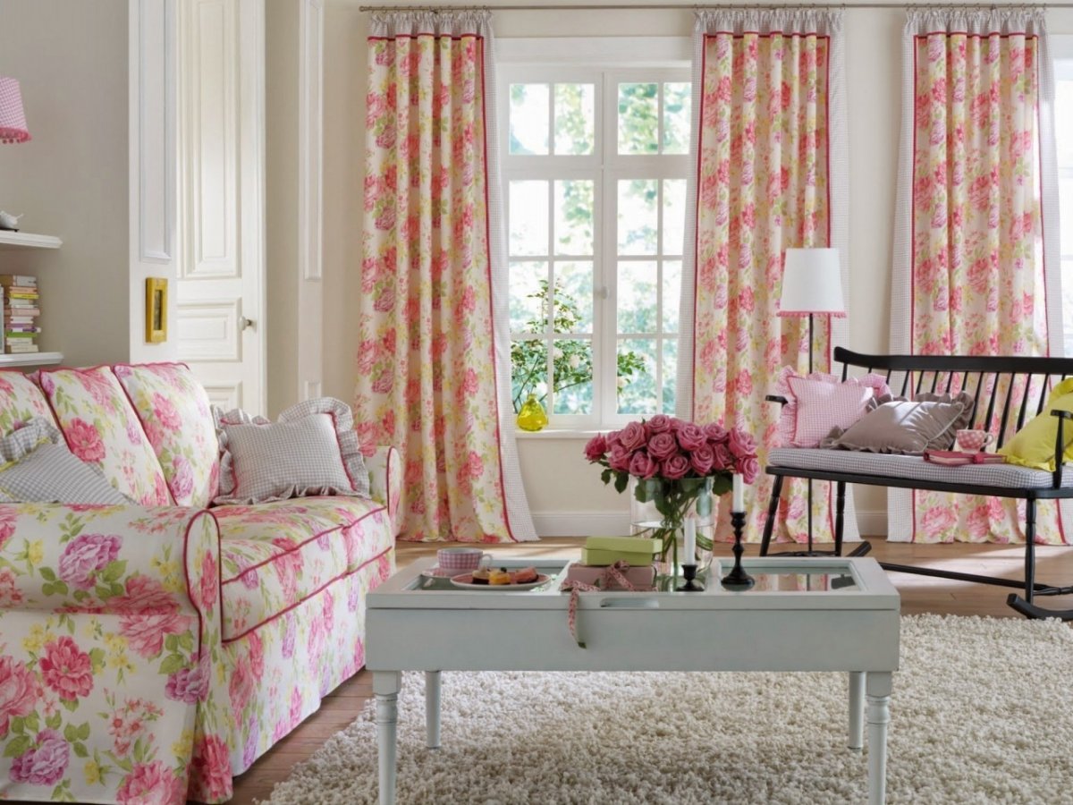 Шторы в цветочек в интерьере гостиной