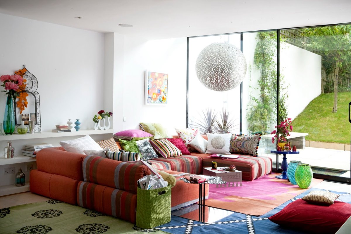 Разноцветные диваны в интерьере