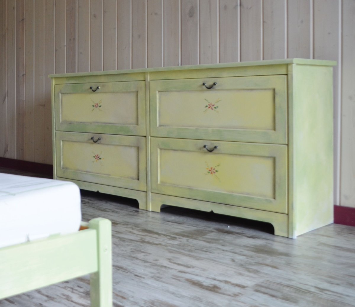 Платяной шкаф потертый Шик