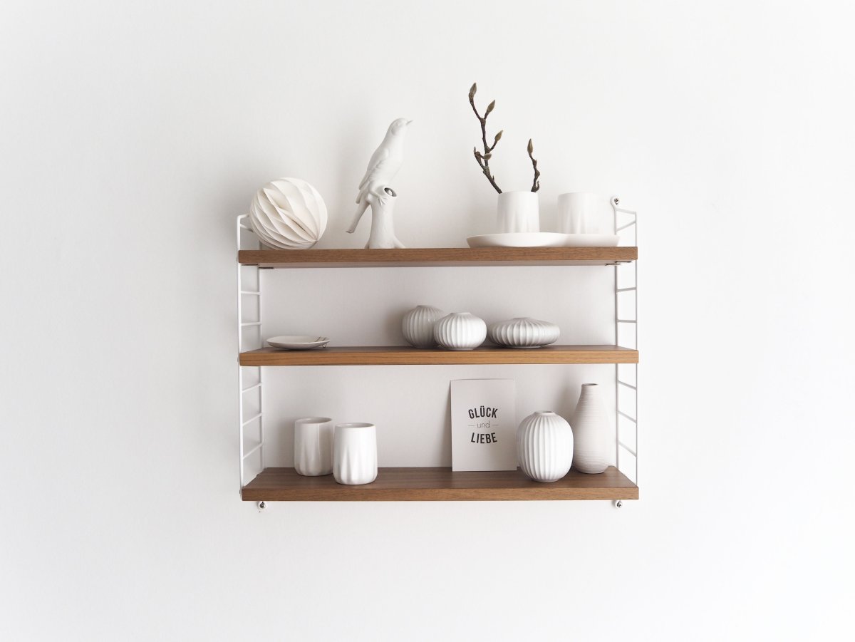 Декоративные вещи на полках Минимализм