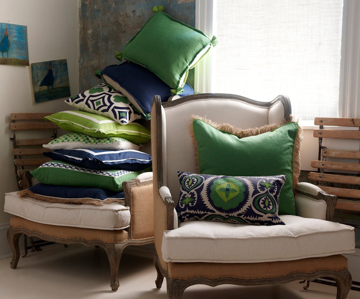 Зеленые подушки в интерьере