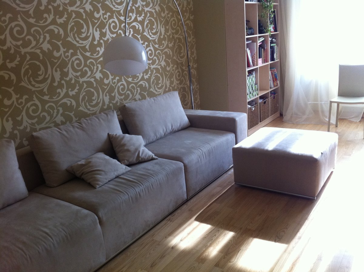 Маленькая комната с прямым диваном