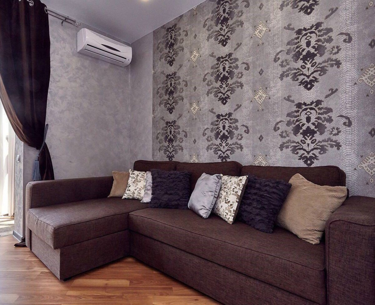 Интерьер зала с угловым диваном в квартире