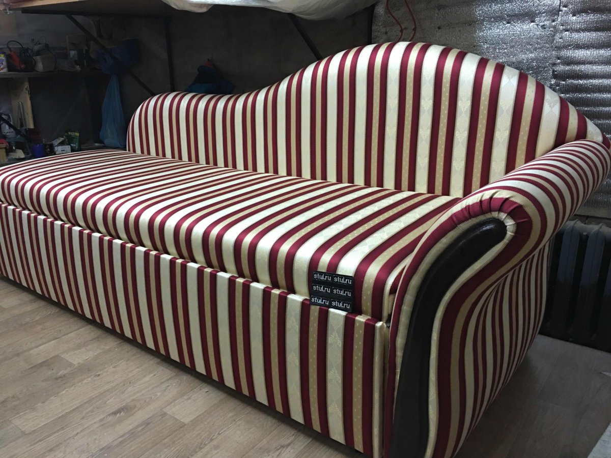 Диван в полоску